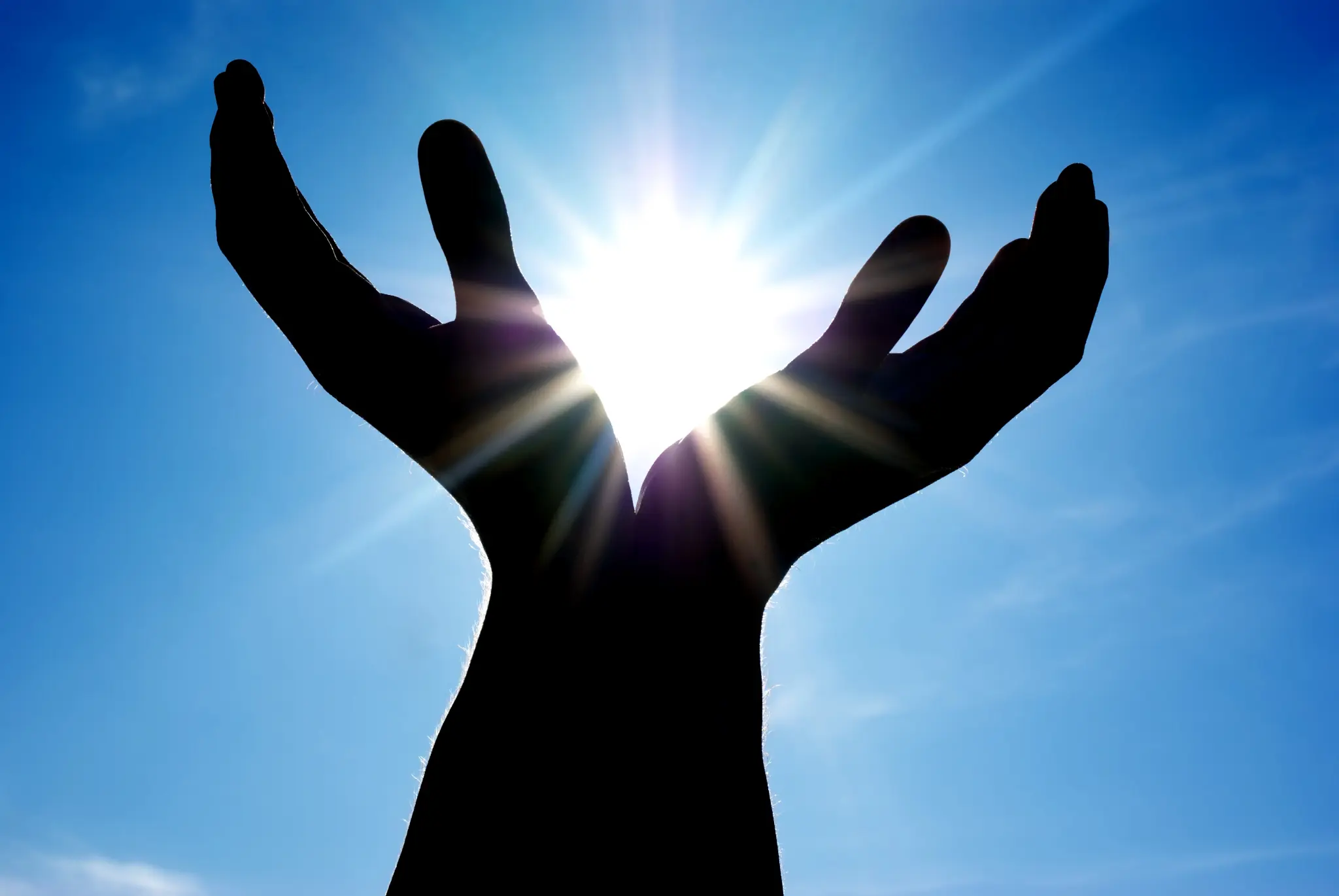 Hände öffnen sich zur Sonne – Licht und Kraft
