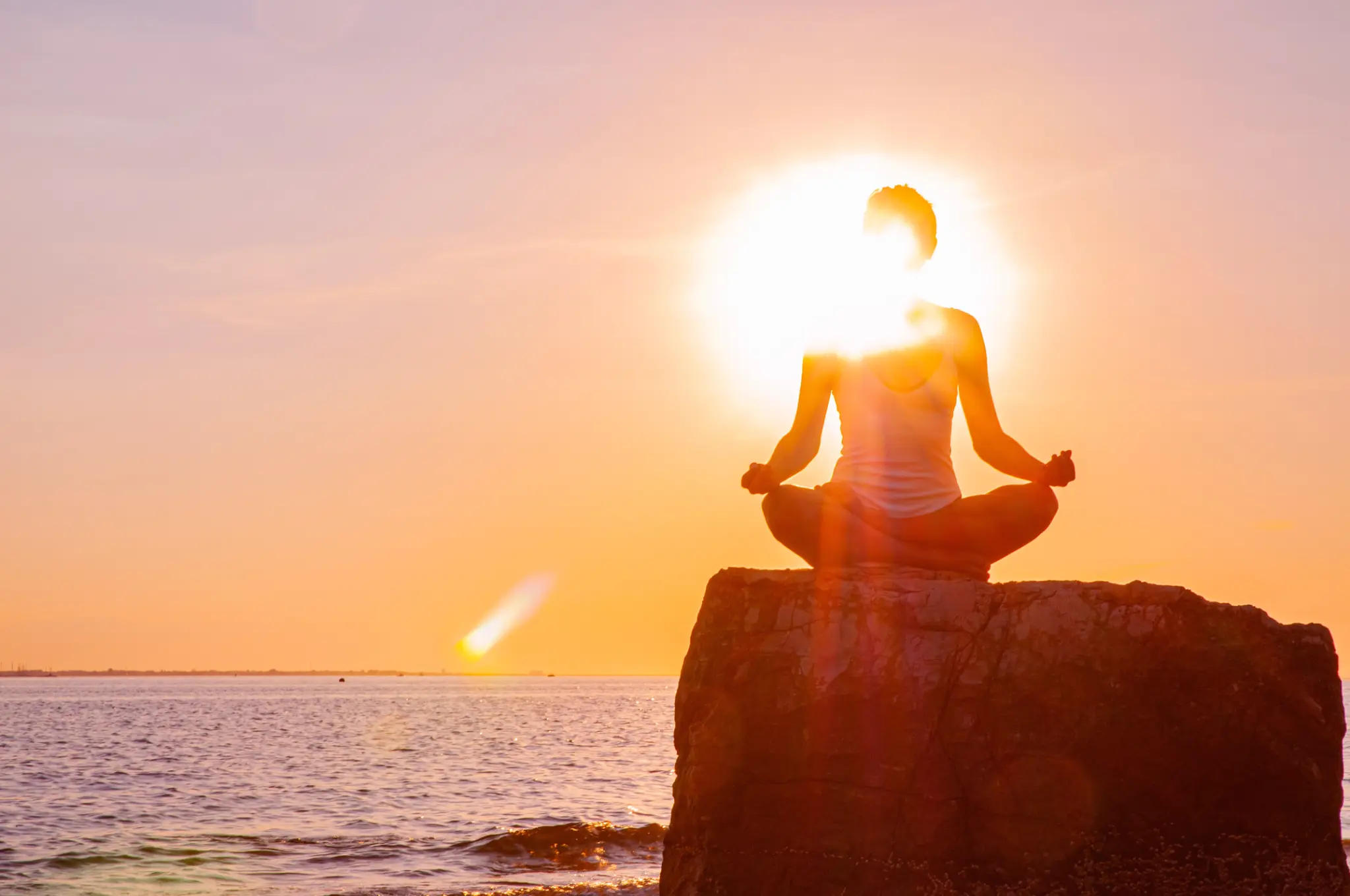Meditation im Sonnenuntergang – innere Mitte finden